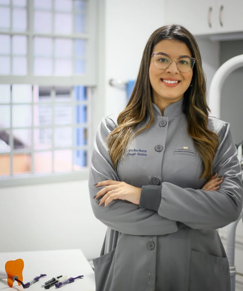 Dra. Ana Beatriz em consultório odontológico